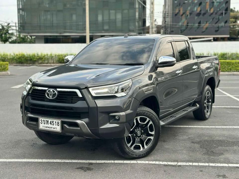 2022 Toyota hilux revo 2.4 mid double cab view 3