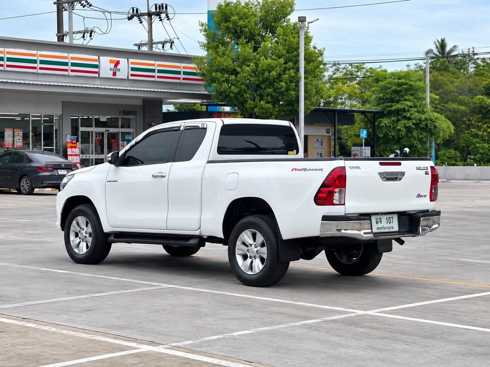 2015 Toyota revo view 4