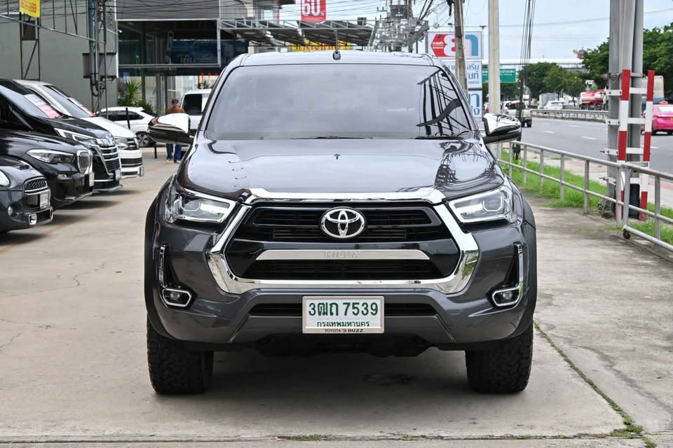 2022 Toyota hilux revo cab auto​ view 3