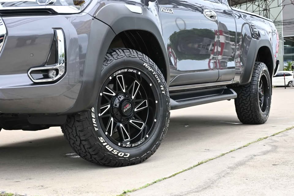 2022 Toyota hilux revo cab auto​ view 4