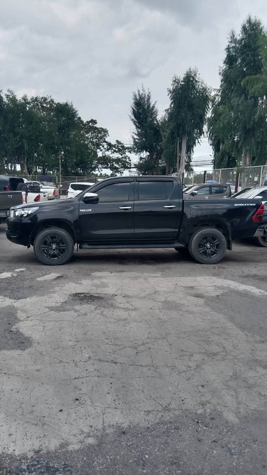 2020 Toyota revo view 3